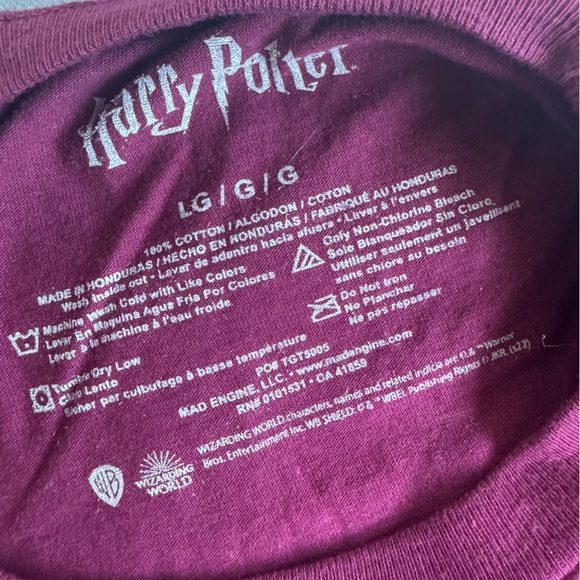 Harry Potter Hogwarts Alumni Maroon Tee - Picture 3 of 3